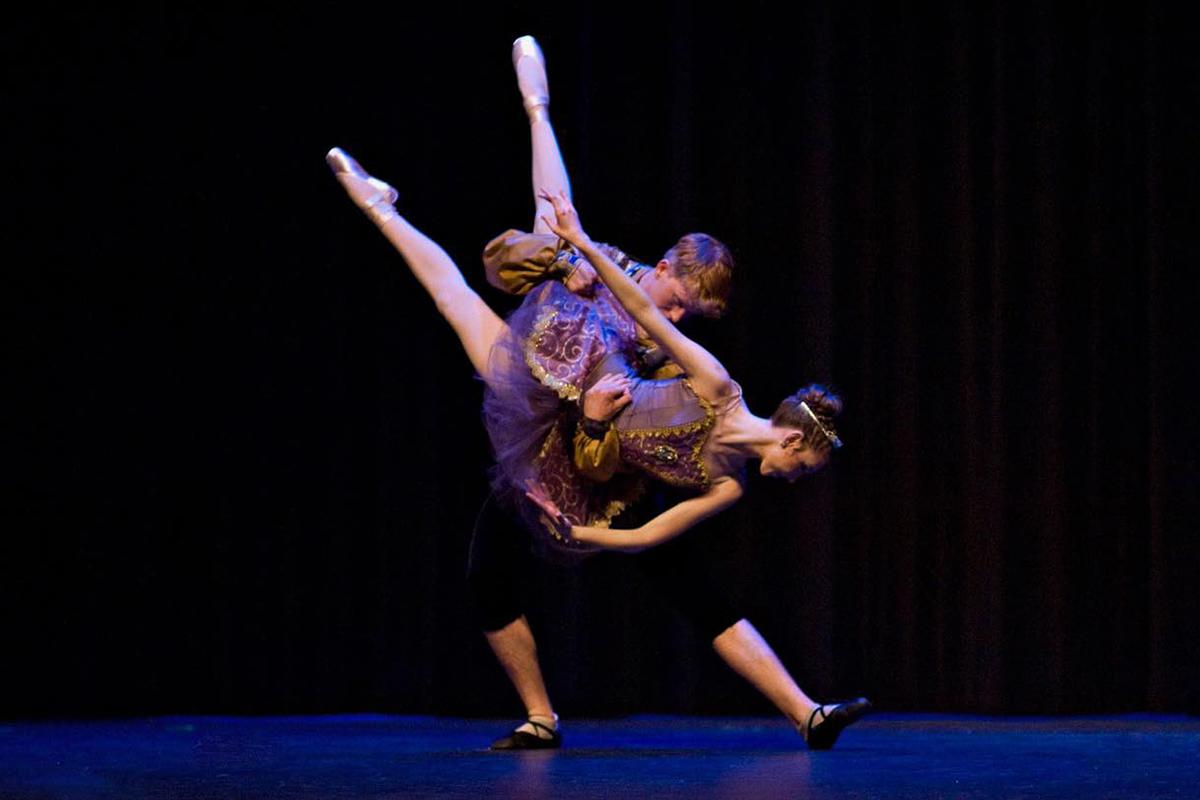舞台上的两个芭蕾舞演员